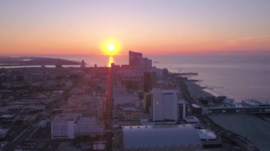 Şehir Atlantic City güzel gün doğumu sırasında sabah hava video.