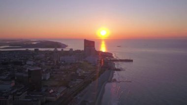 Şehir Atlantic City güzel gün doğumu sırasında sabah hava video.