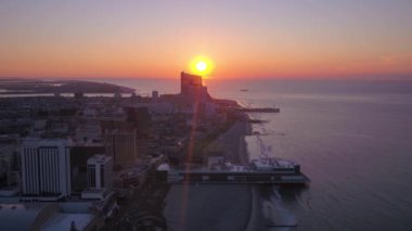 Şehir Atlantic City güzel gün doğumu sırasında sabah hava video.