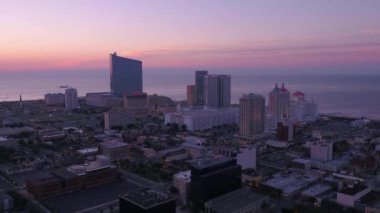 Şehir Atlantic City güzel gün doğumu sırasında sabah hava video.