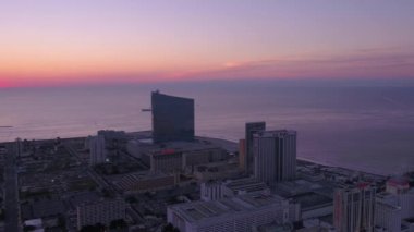 Şehir Atlantic City güzel gün doğumu sırasında sabah hava video.