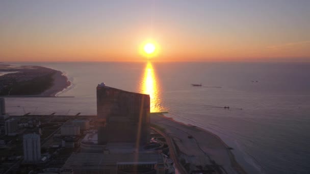 朝は美しい日の出の間大西洋市内の空撮 — ストック動画