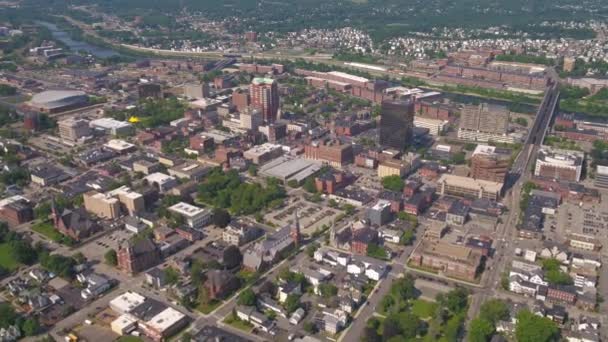 Vidéo aérienne du centre-ville de Manchester par une journée ensoleillée .