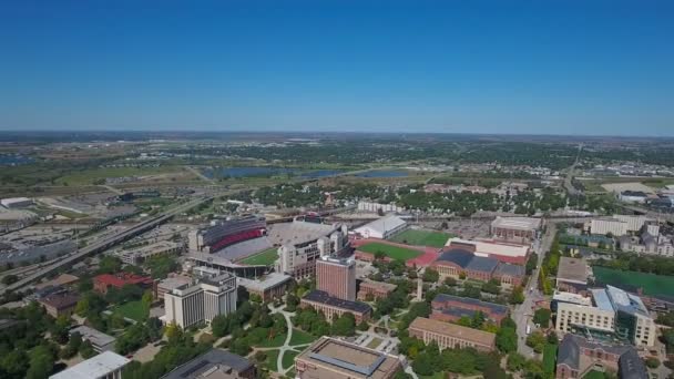 Vidéo aérienne de Lincoln dans le Nebraska pendant la journée .
