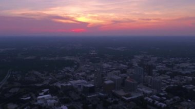 Gün batımında Raleigh North Carolina şehrin havadan video.