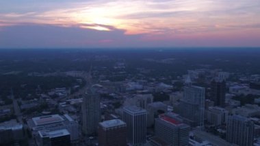 Gün batımında Raleigh North Carolina şehrin havadan video.