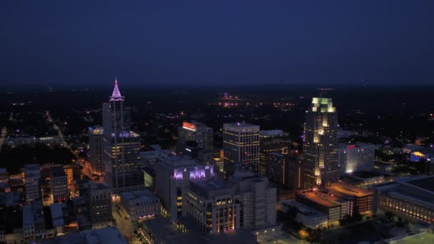 Luchtfoto Video Van Downtown Raleigh Noord Carolina Bij Nacht — Stockvideo