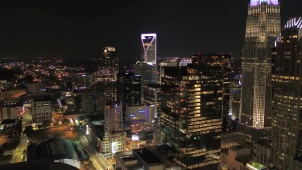 夜间在北卡罗来纳州夏洛特市中心的空中视频 — 图库视频影像