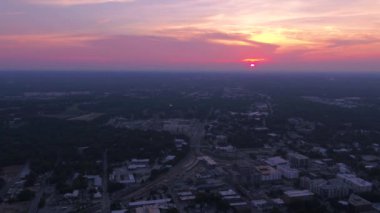 Gün batımında Raleigh North Carolina şehrin havadan video.