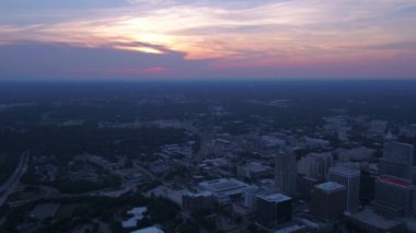 Gün batımında Raleigh North Carolina şehrin havadan video.