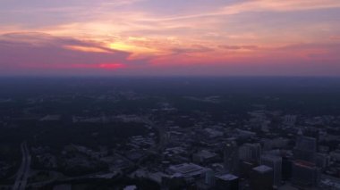 Gün batımında Raleigh North Carolina şehrin havadan video.