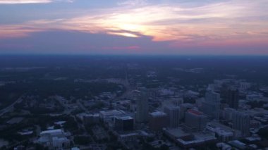Gün batımında Raleigh North Carolina şehrin havadan video.