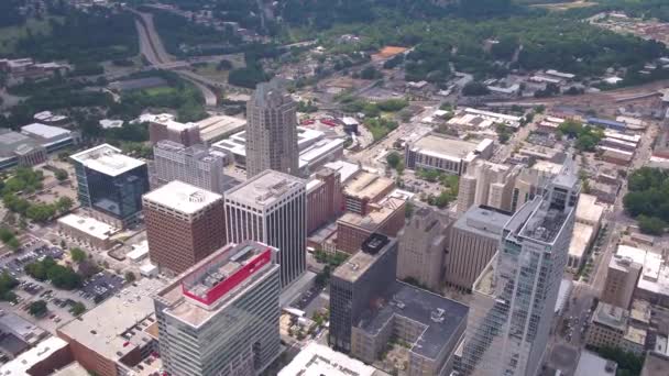 在一个阳光明媚的日子 在北卡罗来纳州罗利市中心的空中视频 — 图库视频影像