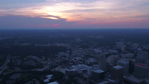 Vídeo Aéreo Del Centro Raleigh Carolina Del Norte Atardecer — Vídeo de stock