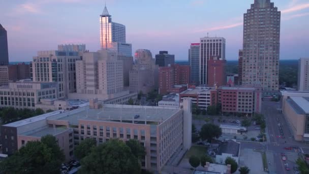 Luchtfoto Video Van Downtown Raleigh Noord Carolina Bij Zonsondergang — Stockvideo