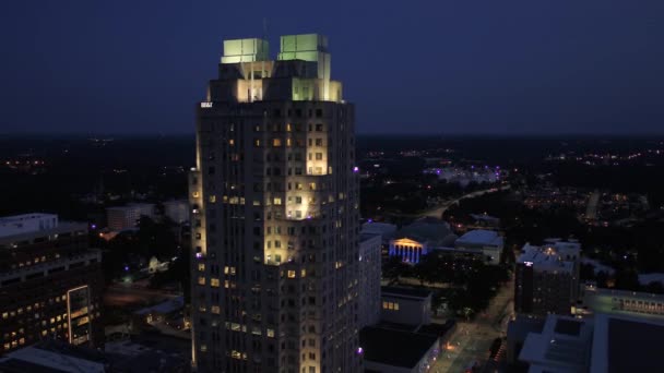 Luchtfoto Video Van Downtown Raleigh Noord Carolina Bij Nacht — Stockvideo