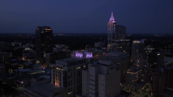 Luchtfoto Video Van Downtown Raleigh Noord Carolina Bij Nacht — Stockvideo