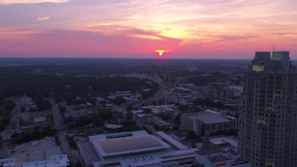 日没でノースカロライナ州のローリーのダウンタウンの空撮 — ストック動画