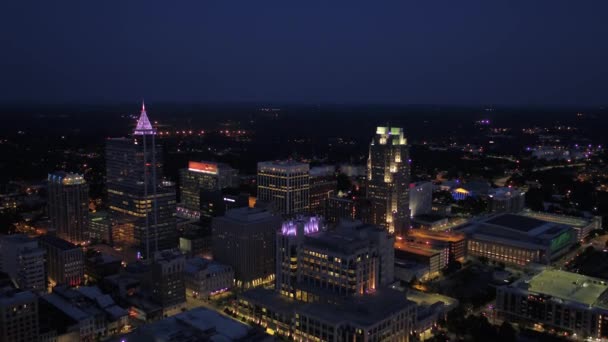 Vídeo Aéreo Del Centro Raleigh Carolina Del Norte Por Noche — Vídeos de Stock