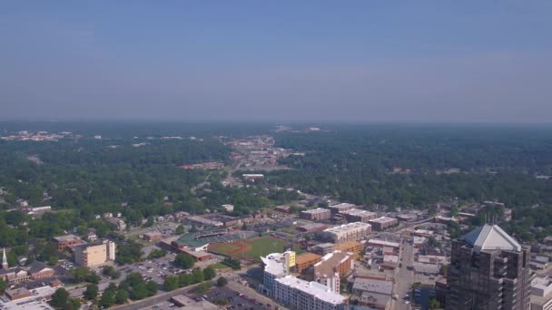 Vídeo Aéreo Del Centro Greensboro Carolina Del Norte Día Soleado — Vídeos de Stock