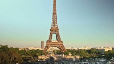 Zaman atlamalı Eyfel Kulesi Paris Fransa