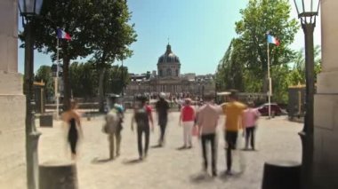 Zaman atlamalı Paris'te Louvre dolaşan insanların Fransa