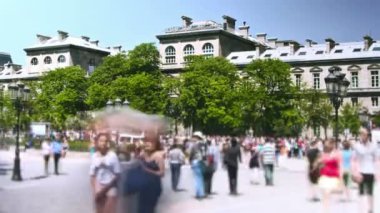 Zaman atlamalı Paris'te Louvre dolaşan insanların Fransa