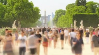 Zaman atlamalı Paris'te dolaşıp insanların Fransa.