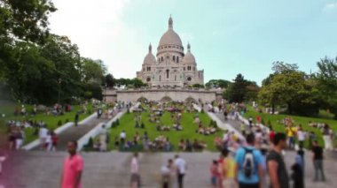 Zaman atlamalı Basilique du Sacré Coeur de Paris dolaşıp insanların Fransa