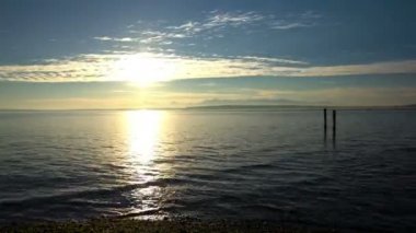 Zaman atlamalı bir günbatımı Seattle Washington Olimpiyat Dağları üzerinde.