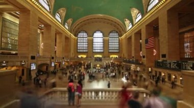 New York City'deki Grand Central Station zaman atlamalı.