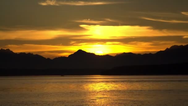 ワシントン州シアトルのオリンピック山脈に沈む夕日の時間経過 — ストック動画