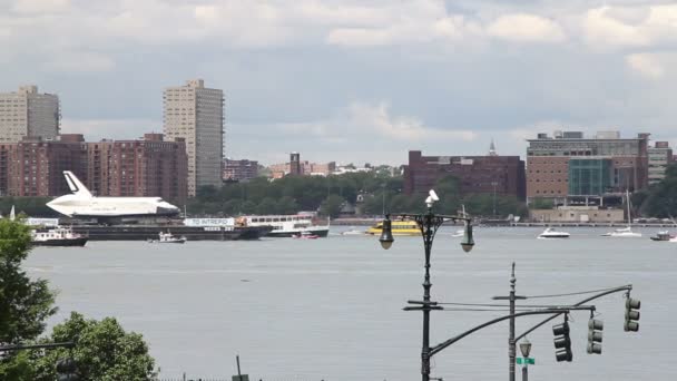Video Skjuten Intrepid Rymdfärjan Som Barged Nedför Floden New York — Stockvideo