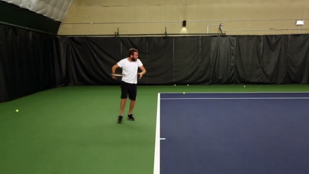 Videoaufnahme Eines Mannes Beim Tennisspielen — Stockvideo