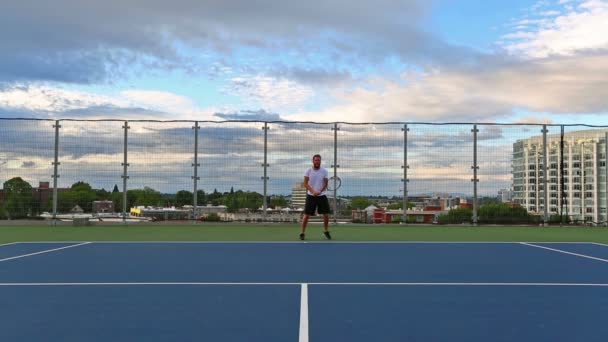 Videoaufnahme Eines Mannes Beim Tennisspielen — Stockvideo