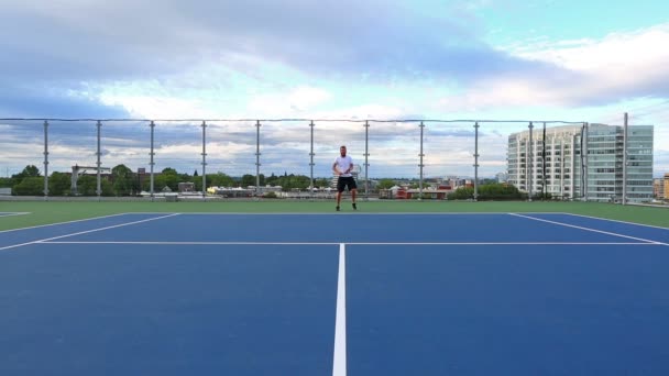 Tenis Oynayan Bir Adam Video Çekim — Stok video