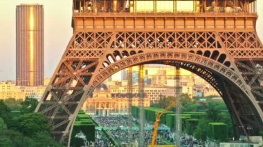 Zaman atlamalı Eyfel Kulesi Paris Fransa