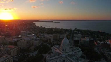 Madison Wisconsin şehrin havadan video