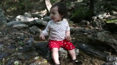 Bebek Koreli derede oynuyor..
