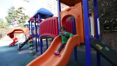 Bebek Koreli derede oynuyor..