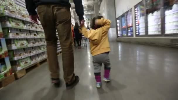 Bébé au magasin. Clip Vidéo