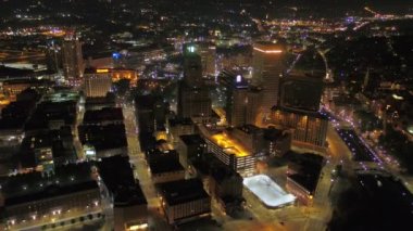 Gece şehir merkezinde Providence şehir hava video. Rhode Island