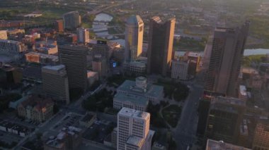 Şehir Columbus Ohio günbatımı hava video.