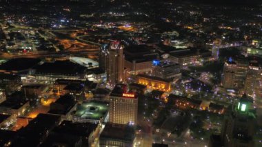 Gece şehir merkezinde Providence şehir hava video. Rhode Island