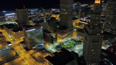 Downtown Cleveland Ohio geceleri hava video.