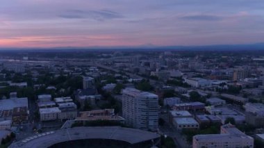 Şehir Portland gece ve sis hava video. Güney Batı hills.