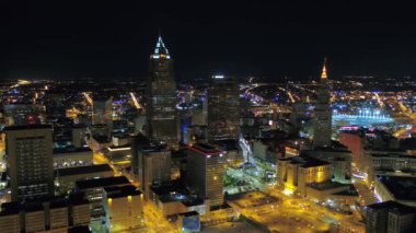 Downtown Cleveland Ohio geceleri hava video.