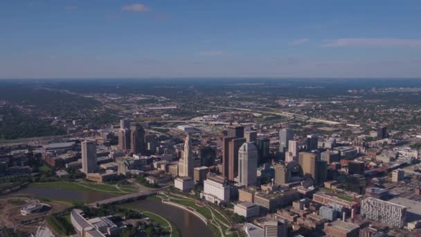 晴れた日にオハイオ州コロンバスのダウンタウンの空撮 — ストック動画