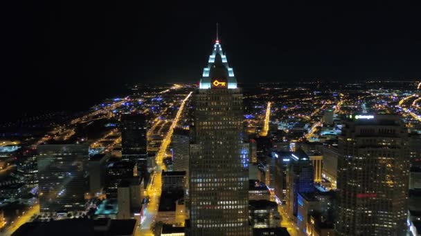 Vídeo Aéreo Del Centro Cleveland Ohio Por Noche — Vídeo de stock