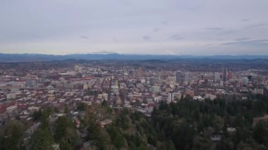 Şehir Portland bir bulutlu bulutlu günde hava video.